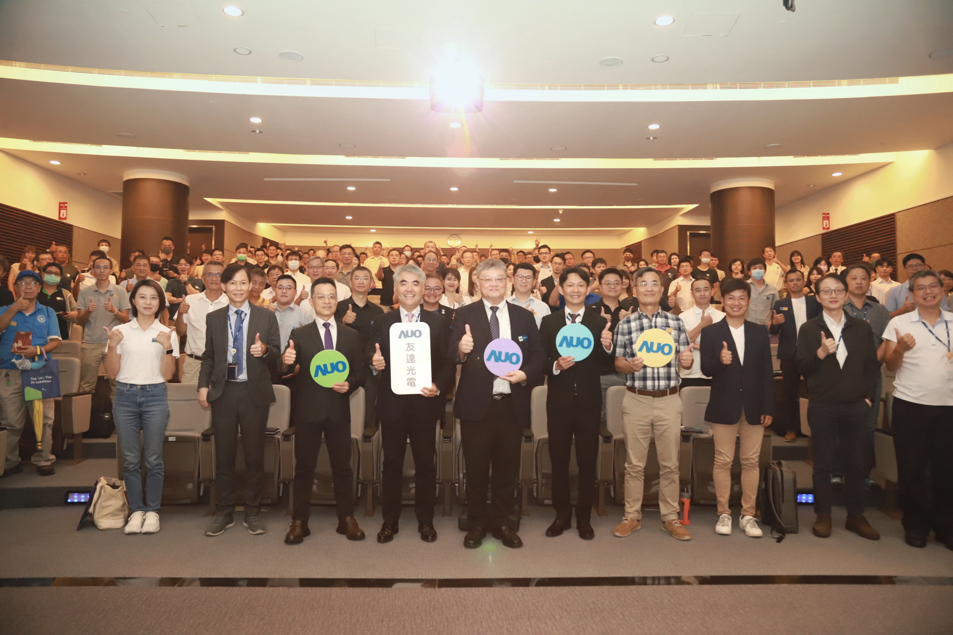 友達光電邀請領域專家共研再生能源發展、電力需求及建築物減碳等議題進行交流，盼共擘綠色永續生態圈的嶄新契機