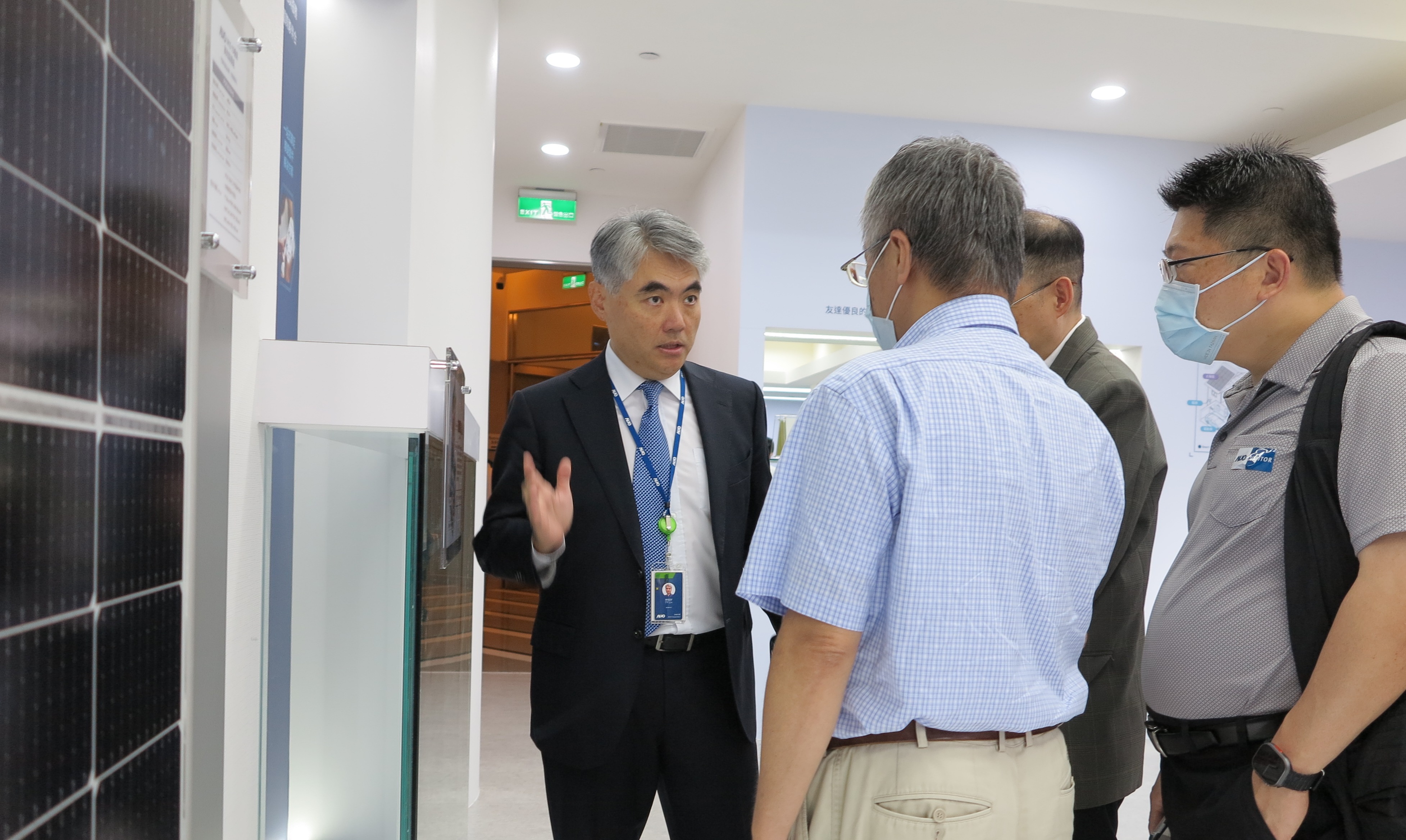 友達光電能源事業群總經理林恬宇分享友達落實太陽能建築一體化目標，協助企業邁向能源轉型的高效能低碳解方。