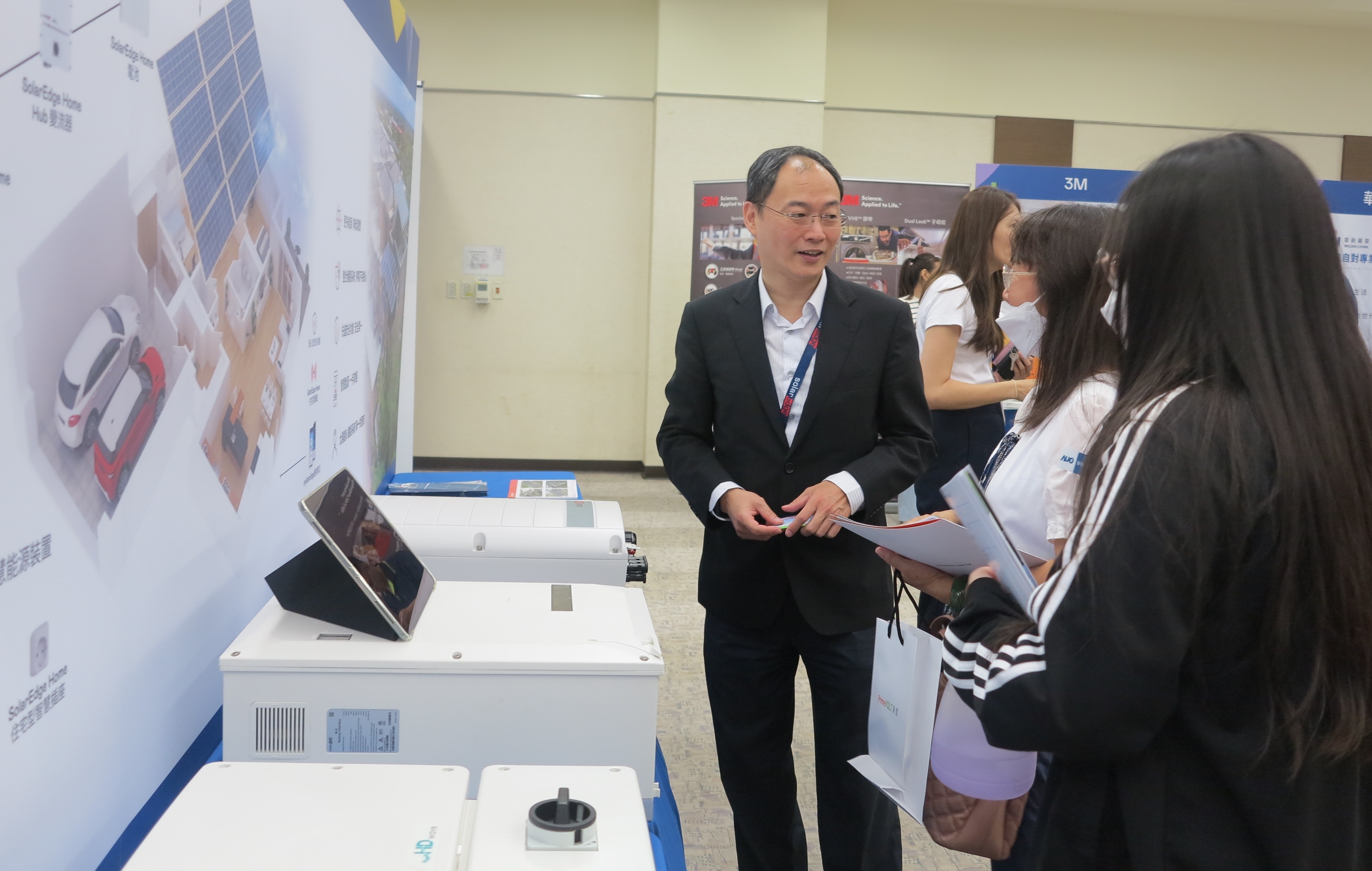 透過研討會產學界緊密交流與分享，提升參與人員借鏡及加深低碳概念，提升綠色能源產業之韌性。