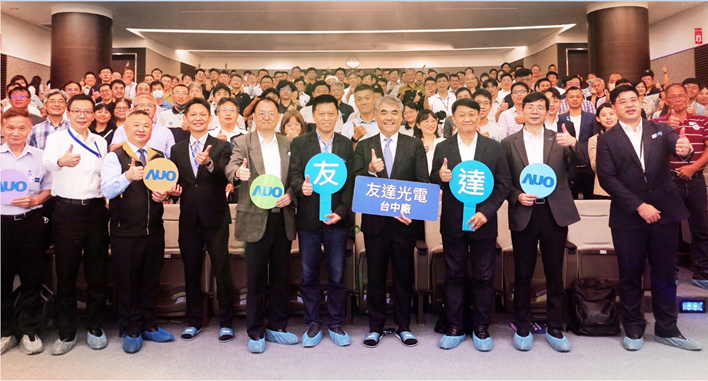 友達以太陽能解決方案領航者，跨足建築領域，4日在台中廠區舉辦「光電建築一體化研討會」，邀請產業先驅共同推動綠化，打造新一代智慧綠建築。